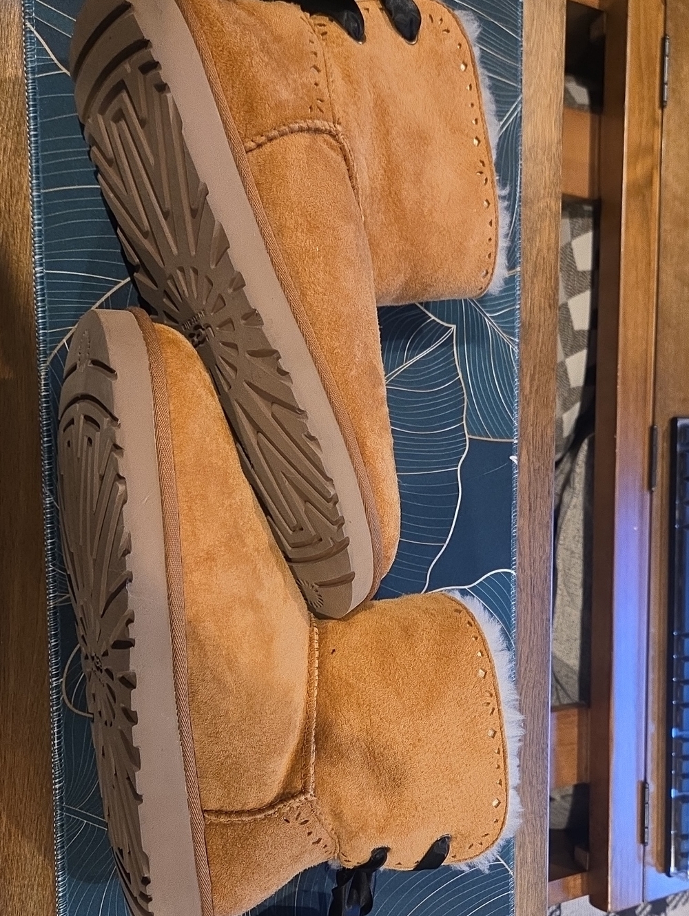 UGG Womens Chestnut Suede Lace-Up Boot